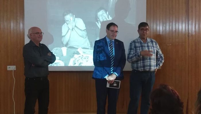 Prieto acompaña a Carlos Morcillo en la apertura de su exposición fotográfica ‘343 looking at people’ en la sede la UNED