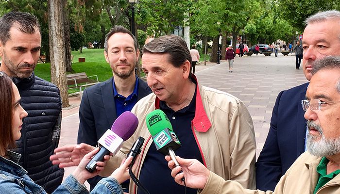 Román creará una nueva piscina cubierta de 50 metros (de competición), una pista de tenis cubierta y una cubierta en la grada de los nuevos campos de fútbol de la Fuente de la Niña