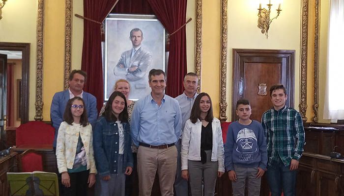 Román entrega los premios del primer concurso literario organizado por La Camada