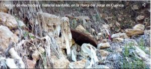Aparecen cientos de electrodos y material sanitario en la ribera del Júcar en Cuenca