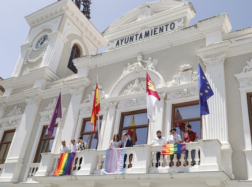 Vox Guadalajara se queja por la imposición ideológica de la colocación de la bandera LGTBI en el balcón del Ayuntamiento de Guadalajara