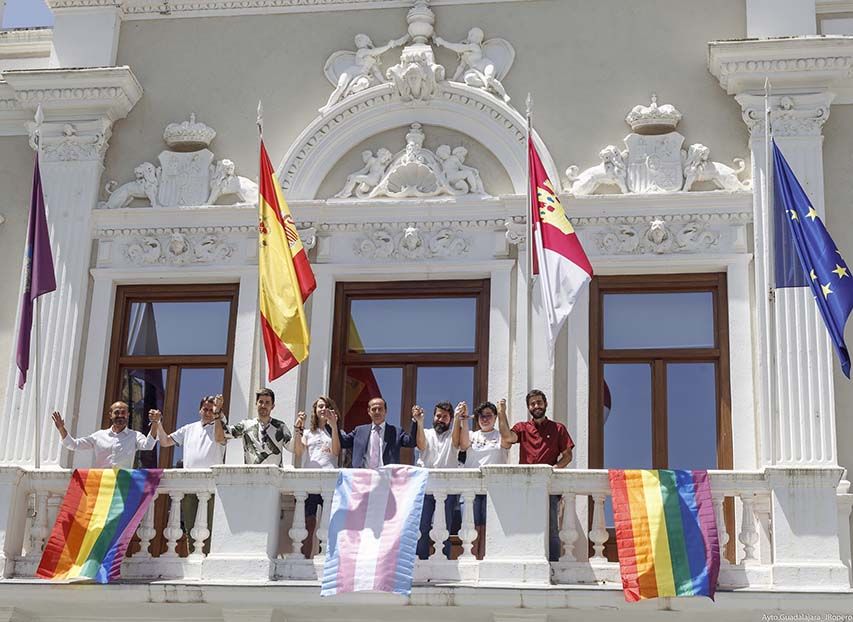 El balcón del Ayuntamiento de Guadalajara luce por primera vez la bandera arcoíris, en defensa de los derechos del colectivo LGTBI