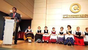 Doménech pregona con agradecimiento el Día de la Región en la Casa de Castilla-La Mancha en Alicante 2 El diputado de Cultura, Francisco Javier Doménech, ha sido el encargado de pronunciar este viernes en el Club Información de la capital alicantina el pregón conmemorativo del Día de Castilla-La Mancha en Alicante. Y lo ha hecho con un pregón sentido, sincero y, ante todo, con orgullo de ser conquense y castellano-manchego. Y es que para Doménech, entre las grandes fortalezas de Castilla-La Mancha están, sobre todo, sus gentes. En este sentido, el diputado de Cultura ha llamado la atención sobre la nobleza, generosidad, sencillez y espíritu emprendedor y trabajador que vienen a caracterizar a los castellano-manchegos y, de esta manera, a este territorio, del que, según ha dicho, afortunadamente sus gentes nunca olvidan y hacen todo lo que esté en sus manos, como es el caso de las comunidades originarias, para mantener vivos esos lazos de unión con la tierra que les vio nacer, a pesar de estar a cientos de kilómetros de sus respectivos pueblos. Pero si fundamental para Castilla-La Mancha son sus gentes, a juicio de Doménech no se puede dejar a un lado, aunque a otro nivel, su rico y variado patrimonio histórico-artístico, monumental, cultural y natural. Patrimonio por el que, según ha recalcado, se ha preocupado, y mucho, la Diputación de Cuenca bajo la Presidencia de Benjamín Prieto durante los últimos ocho años. Tiempo en el que, tal y como ha subrayado, se han acometido cerca de un centenar de actuaciones de recuperación y puesta en valor del patrimonio monumental con una inversión superior a los 20 millones de euros, que, esta misma semana, se han visto reforzadas con un paquete de inversiones por importe de casi 13,2 millones de euros destinados tanto a patrimonio como a infraestructuras, como caminos, carreteras, etc. Y es que, según ha destacado, la Diputación ha visto en el patrimonio un elemento fundamental para el desarrollo económico de la provincia, la diversificación del tejido empresarial y, ante todo, un revulsivo para la generación de oportunidades de riqueza y empleo en el territorio, buscando contribuir, de esta manera, a luchar contra la despoblación, que tanto daño está haciendo al medio rural de comunidad autónoma y, en especial, en nuestra provincia. Es por ello que ha querido hacer un repaso por el rico y variado patrimonio de Castilla-La Mancha, haciendo especial hincapié en el de la provincia de Cuenca, desde las pinturas rupestres de Villar del Humo, declaradas Patrimonio de la Humanidad, y los yacimientos paleontológicos de Las Hoyas y Lo Hueco hasta las ciudades romanas de Segóbriga, Valeria, Ercávica y Noheda, sin dejar a un lado ejemplos de arquitectura defensiva como Belmonte, Alarcón, Cañete o Castillo de Garcimuñoz o lugares de una riqueza natural sinigual como La Serranía conquense o ciudades singulares como la propia capital. Doménech tampoco ha querido dejar a un lado el gran potencial agroalimentario de nuestra comunidad autónoma, que le ha permitido ser conocida en el mundo entero. Sus vinos, sus quesos, su miel, sus aceites y un largo etcétera de productos de calidad diferenciada, que se han convertido en los mejores embajadores de esta tierra y en imagen indiscutible de una no menos importante gastronomía, donde tradición, calidad y saber hacer se conjugan en un solo elemento dando como resultado platos tan exquisitos como el ajo arriero, el gazpacho manchego, las migas de pastor, el morteruelo, el asadillo, la caldereta, las gachas, los zarajos o la perdiz escabechada. Con estas fortalezas, el diputado se ha mostrado convencido del futuro de Castilla-La Mancha, en el que, según ha remarcado, la despoblación debe de ser el enemigo a batir, poniendo en valor los recursos ya existentes en el territorio, como así lo ha entendido la Diputación en estos últimos ocho años, e intentando revertir ese fenómeno de concentración de la población en torno a grandes núcleos urbanos con el fin de que el medio rural retome su protagonismo de antaño. En ese camino, según Doménech, las comunidades originarias también tienen su papel, continuando con ese afán de mantener sus lazos de unión con la tierra que les vio nacer, regresando todos los años a sus pueblos y dando vida, aunque sea solo por unos meses, a esa tierra que no deben de olvidar. Lazos que ha pedido transmitan a las nuevas generaciones con el fin de que esa relación siga viva y latente. Pregón que el diputado de Cultura ha querido rematar con un poema de cosecha propia dedicado a Castilla-La Mancha, que ha servido, a su vez, de preámbulo al recibimiento de una placa conmemorativa, entregada por el presidente de la casa regional, Fernando Navarro, y la Dulcinea, Rosa María Gómez Torres, así como a varias actuaciones musicales, que han corrido a cargo de la Orquesta y Coro Tierra Llana, dirigida por Raimundo Escribano, el Coro de Cámara Contrapunctum, bajo la dirección de José Vicente Sánchez Albertos, y La Voz de la Tuna, que ha puesto el cierre a este acto tan especial.