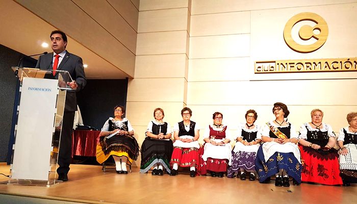 El diputado de Cultura, Francisco Javier Doménech, ha sido el encargado de pronunciar este viernes en el Club Información de la capital alicantina el pregón conmemorativo del Día de Castilla-La Mancha en Alicante. Y lo ha hecho con un pregón sentido, sincero y, ante todo, con orgullo de ser conquense y castellano-manchego. Y es que para Doménech, entre las grandes fortalezas de Castilla-La Mancha están, sobre todo, sus gentes. En este sentido, el diputado de Cultura ha llamado la atención sobre la nobleza, generosidad, sencillez y espíritu emprendedor y trabajador que vienen a caracterizar a los castellano-manchegos y, de esta manera, a este territorio, del que, según ha dicho, afortunadamente sus gentes nunca olvidan y hacen todo lo que esté en sus manos, como es el caso de las comunidades originarias, para mantener vivos esos lazos de unión con la tierra que les vio nacer, a pesar de estar a cientos de kilómetros de sus respectivos pueblos. Pero si fundamental para Castilla-La Mancha son sus gentes, a juicio de Doménech no se puede dejar a un lado, aunque a otro nivel, su rico y variado patrimonio histórico-artístico, monumental, cultural y natural. Patrimonio por el que, según ha recalcado, se ha preocupado, y mucho, la Diputación de Cuenca bajo la Presidencia de Benjamín Prieto durante los últimos ocho años. Tiempo en el que, tal y como ha subrayado, se han acometido cerca de un centenar de actuaciones de recuperación y puesta en valor del patrimonio monumental con una inversión superior a los 20 millones de euros, que, esta misma semana, se han visto reforzadas con un paquete de inversiones por importe de casi 13,2 millones de euros destinados tanto a patrimonio como a infraestructuras, como caminos, carreteras, etc. Y es que, según ha destacado, la Diputación ha visto en el patrimonio un elemento fundamental para el desarrollo económico de la provincia, la diversificación del tejido empresarial y, ante todo, un revulsivo para la generación de oportunidades de riqueza y empleo en el territorio, buscando contribuir, de esta manera, a luchar contra la despoblación, que tanto daño está haciendo al medio rural de comunidad autónoma y, en especial, en nuestra provincia. Es por ello que ha querido hacer un repaso por el rico y variado patrimonio de Castilla-La Mancha, haciendo especial hincapié en el de la provincia de Cuenca, desde las pinturas rupestres de Villar del Humo, declaradas Patrimonio de la Humanidad, y los yacimientos paleontológicos de Las Hoyas y Lo Hueco hasta las ciudades romanas de Segóbriga, Valeria, Ercávica y Noheda, sin dejar a un lado ejemplos de arquitectura defensiva como Belmonte, Alarcón, Cañete o Castillo de Garcimuñoz o lugares de una riqueza natural sinigual como La Serranía conquense o ciudades singulares como la propia capital. Doménech tampoco ha querido dejar a un lado el gran potencial agroalimentario de nuestra comunidad autónoma, que le ha permitido ser conocida en el mundo entero. Sus vinos, sus quesos, su miel, sus aceites y un largo etcétera de productos de calidad diferenciada, que se han convertido en los mejores embajadores de esta tierra y en imagen indiscutible de una no menos importante gastronomía, donde tradición, calidad y saber hacer se conjugan en un solo elemento dando como resultado platos tan exquisitos como el ajo arriero, el gazpacho manchego, las migas de pastor, el morteruelo, el asadillo, la caldereta, las gachas, los zarajos o la perdiz escabechada. Con estas fortalezas, el diputado se ha mostrado convencido del futuro de Castilla-La Mancha, en el que, según ha remarcado, la despoblación debe de ser el enemigo a batir, poniendo en valor los recursos ya existentes en el territorio, como así lo ha entendido la Diputación en estos últimos ocho años, e intentando revertir ese fenómeno de concentración de la población en torno a grandes núcleos urbanos con el fin de que el medio rural retome su protagonismo de antaño. En ese camino, según Doménech, las comunidades originarias también tienen su papel, continuando con ese afán de mantener sus lazos de unión con la tierra que les vio nacer, regresando todos los años a sus pueblos y dando vida, aunque sea solo por unos meses, a esa tierra que no deben de olvidar. Lazos que ha pedido transmitan a las nuevas generaciones con el fin de que esa relación siga viva y latente. Pregón que el diputado de Cultura ha querido rematar con un poema de cosecha propia dedicado a Castilla-La Mancha, que ha servido, a su vez, de preámbulo al recibimiento de una placa conmemorativa, entregada por el presidente de la casa regional, Fernando Navarro, y la Dulcinea, Rosa María Gómez Torres, así como a varias actuaciones musicales, que han corrido a cargo de la Orquesta y Coro Tierra Llana, dirigida por Raimundo Escribano, el Coro de Cámara Contrapunctum, bajo la dirección de José Vicente Sánchez Albertos, y La Voz de la Tuna, que ha puesto el cierre a este acto tan especial.