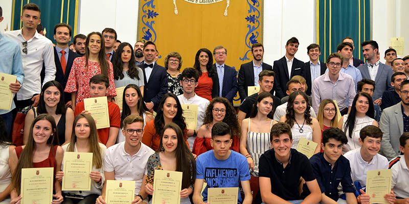 El rector de la UCLM recibe a los estudiantes destacados en el curso 20182019