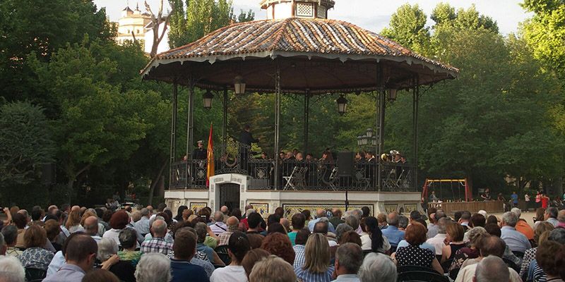 La Banda Municipal de Música de Cuenca ofrece un concierto en el Parque San Julián por el Día de las Fuerzas Armadas