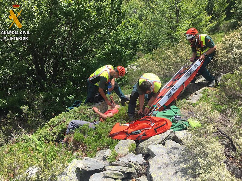 La Guardia Civil rescata a un senderista tras una noche al borde de la muerte en El Cardoso de la Sierra