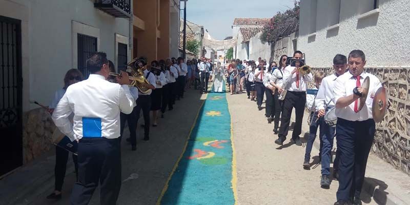 Las alfombras del Corpus llenan de colorido Fuentenovilla