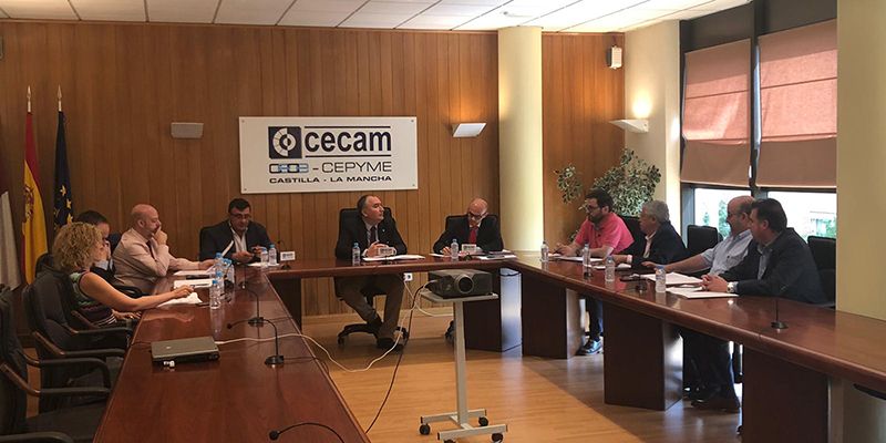 Los empresarios del transporte por carretera de Castilla-La Mancha se reúnen para tratar la situación del sector tras la entrada en vigor del ROTT y el control de la jornada laboral