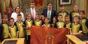 Mariscal felicita al Equipo Benjamín de Fútbol Sala por su éxito en el Campeonato Regional