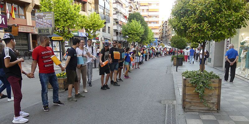 Más de cien personas dan forma a la cadena humana organizada por Accem y Cruz Roja Cuenca