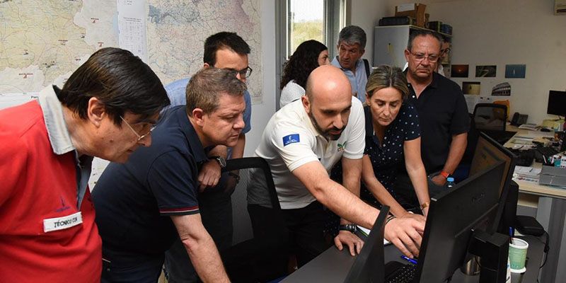 Nueve medios aéreos, 23 medios terrestres, ocho de la UME, cinco máquinas pesadas y 150 personas trabajan esta mañana en el incendio iniciado ayer en Toledo