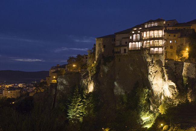 Las Casas Colgadas se iluminan de verde este viernes con motivo del Día Mundial de la ELA
