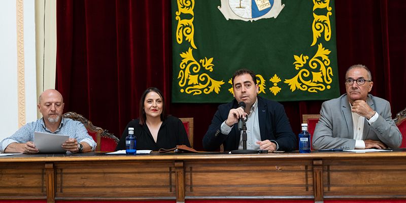 Presentado en Diputación ‘Retratos con historia’, un “libro no solo para leer, sino también para ver”