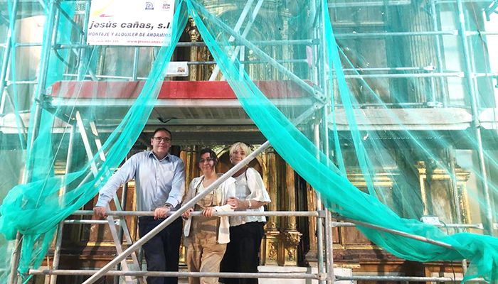 Prieto comprueba el estado de los trabajos de restauración del Retablo Mayor de la Asunción de Gascueña