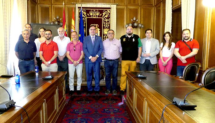 Prieto conoce de primera mano los estudios de investigación becados con 80.000 euros por la Diputación de Cuenca