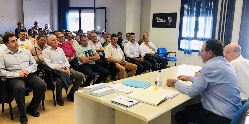 Prieto pide a los alcaldes del PP que sirvan a sus pueblos y que contribuyan “a generar un proyecto de provincia”