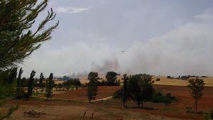 Un total de 26 medios, seis de ellos aéreos, y 96 personas luchan contra el fuego en un incendio declarado en Villar de Olalla