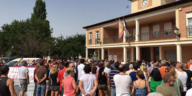 Alrededor de 300 personas muestran su rechazo al centro de menores en Villanueva de la Torre apoyando la concentración convocada por el Grupo Municipal de Vox