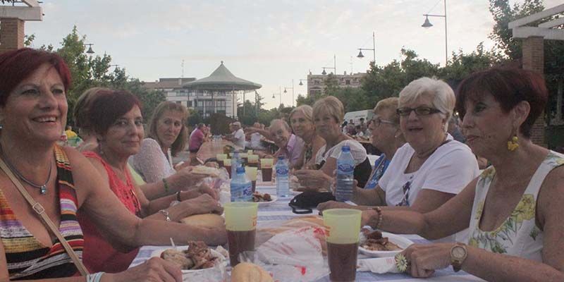 Barbacoa y copla española para la cena de los jubilados en Cabanillas