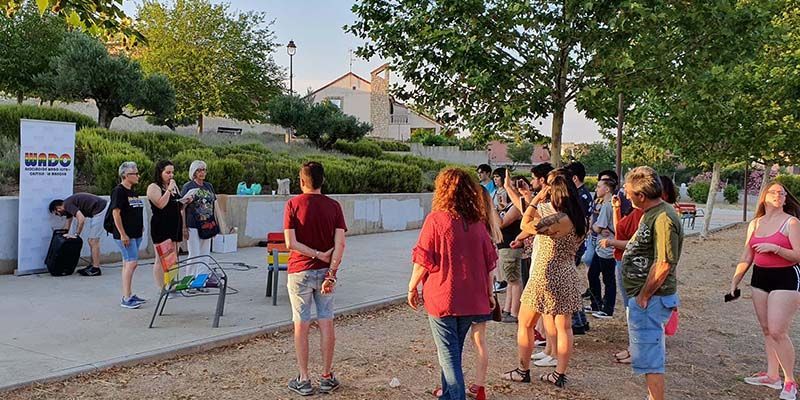 Cabanillas cierra los actos del Orgullo Provincial, pintando seis bancos con los colores LGTBI