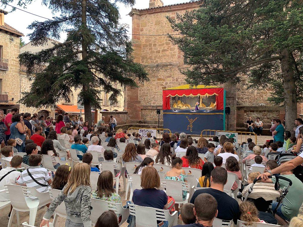 El guiñol de Gorgorito y la fiesta de DJs ponen el broche de oro a la Semana Joven de Sigüenza 3 El guiñol de Gorgorito y la fiesta de DJs ponen el broche de oro a la Semana Joven de Sigüenza