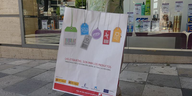 Cruz Roja Cuenca reparte 10.000 bolsas para reivindicar la integración laboral durante las rebajas