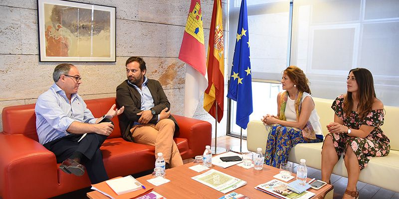 El Gobierno regional y Puy du Fou avanzan en un protocolo con ventajas de acceso para los colectivos sociales al espectáculo del parque temático