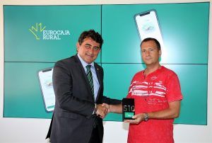 Eurocaja Rural premia a un cliente de Ocaña con un móvil de última generación