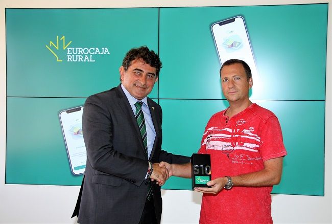 Eurocaja Rural premia a un cliente de Ocaña con un móvil de última generación