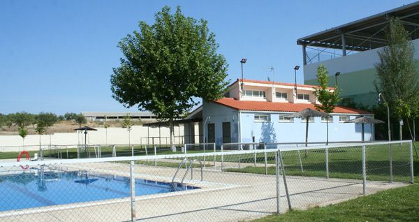 El PP de Villanueva de la Torre denuncia que la piscina municipal funciona “sin tener un contrato en regla”