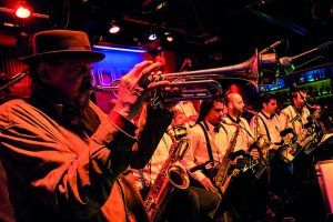 Hollywood Band actúa en el patio de los Leones del Palacio del Infantado dentro de Las noches son para el verano