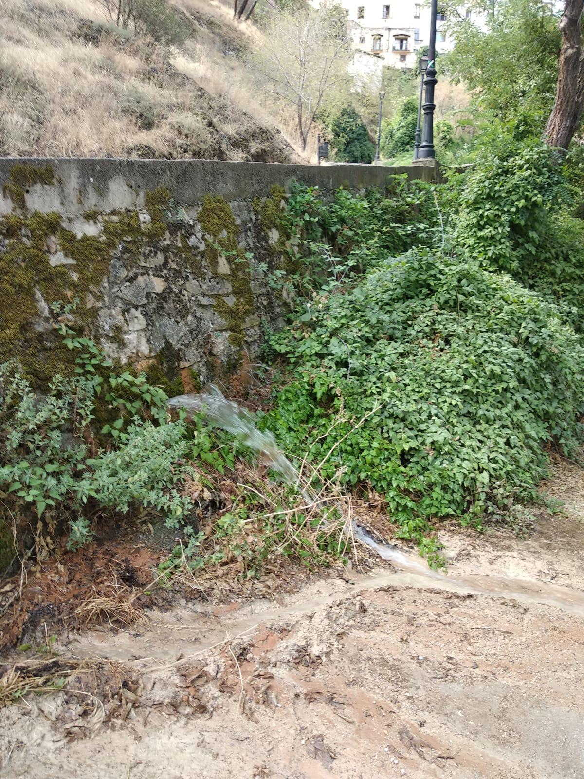El Servicio Municipal de Aguas del Ayuntamiento de Cuenca repara una aparatosa avería en el paseo del Júcar