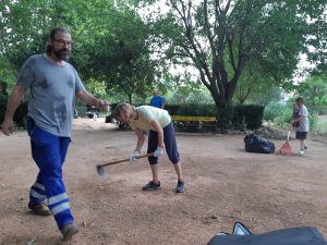 Los concejales del Equipo de Gobierno del Ayuntamiento de Villanueva cogen el rastrillo para limpiar el pueblo