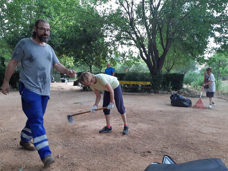 Los concejales del Equipo de Gobierno del Ayuntamiento de Villanueva cogen el rastrillo para limpiar el pueblo