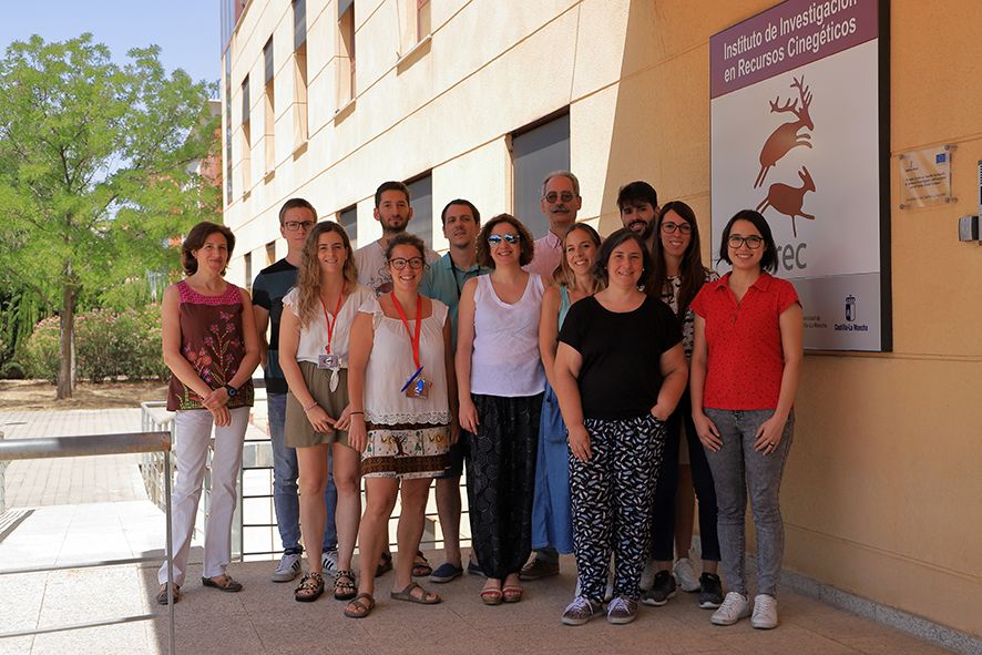 Los investigadores del IREC José de la Fuente y Margarita Villar, expertos mundiales en investigación en garrapatas según el portal Expertscape