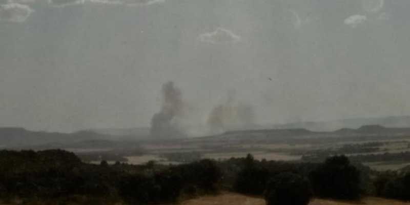 Seis medios y 21 personas luchan contra el fuego (otra vez) en Alcohujate