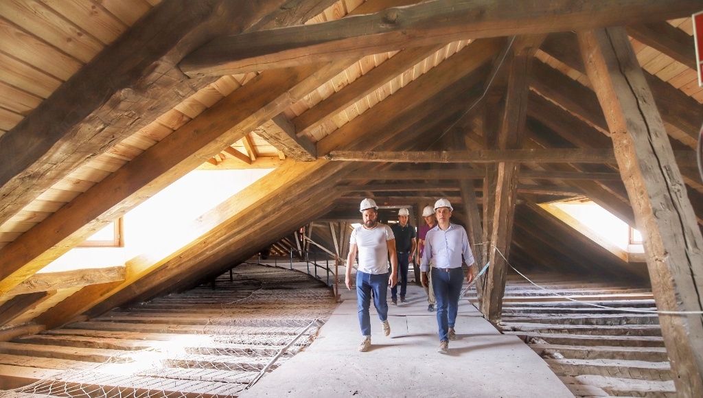 Francisco Tierraseca visita las obras que se llevan a cabo en la Real Fábrica de Paños de Carlos III de Brihuega