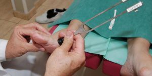 El Colegio Oficial de Podólogos de Castilla-La Mancha aclara que la Podología itinerante para los mayores no es un servicio gratuito