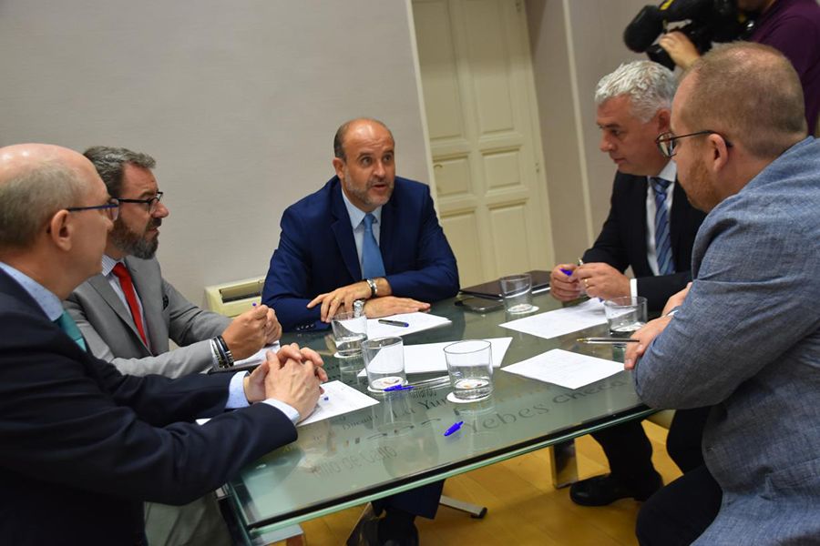 El Gobierno regional aboga por la coordinación entre administraciones para abordar la brecha “digital y financiera” en zonas despobladas