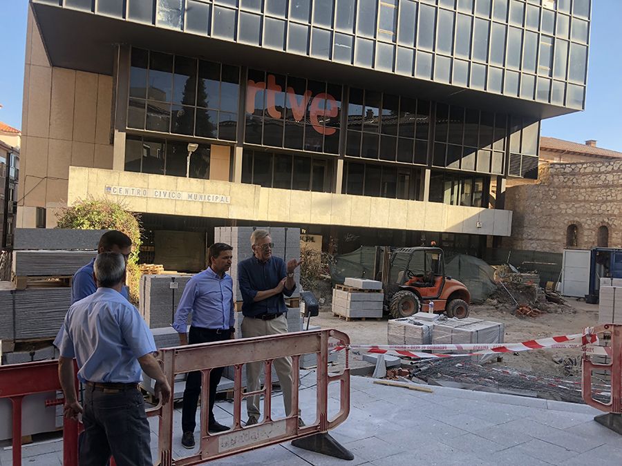 El primer teniente de alcalde, Rafael Pérez Borda, visita con los técnicos municipales las obras de la plaza del Concejo