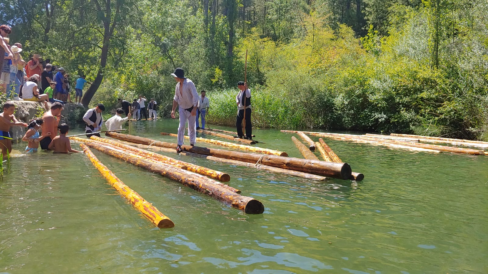 El río Cuervo recrea las antiguas maderadas con la celebración de la XX Jornada Ganchera