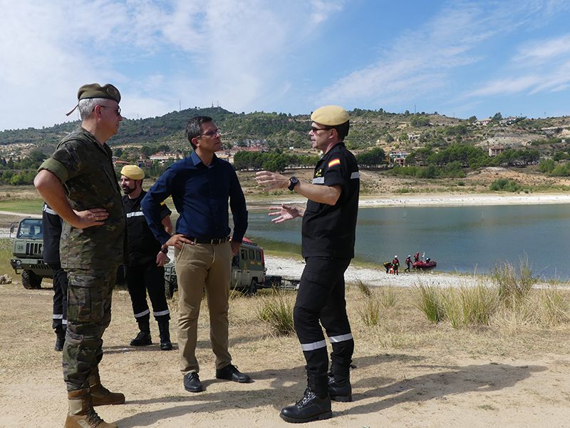 El subdelegado del Gobierno visita a la UME durante los ejercicios de búsqueda y rescate en el embalse de Entrepeñas