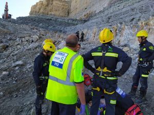 Espectacular rescate de un trabajador tras caer varios metros en una cantera de Poveda de la Sierra