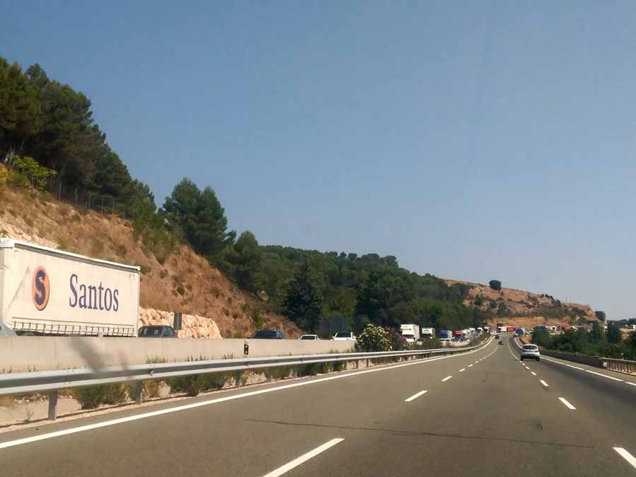 Grandes retenciones sentido Madrid de la A-2 a su paso por Guadalajara por el vuelco de un camión