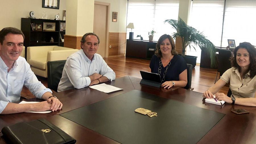 La consejera de Economía, Empresas y Empleo y el presidente de CECAM afrontan las principales líneas estratégicas de esta nueva legislatura