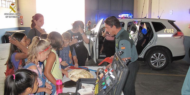 La Guardia Civil de Cuenca recibe la visita de los alumnos de la Escuela Municipal de Verano de la Capital conquense