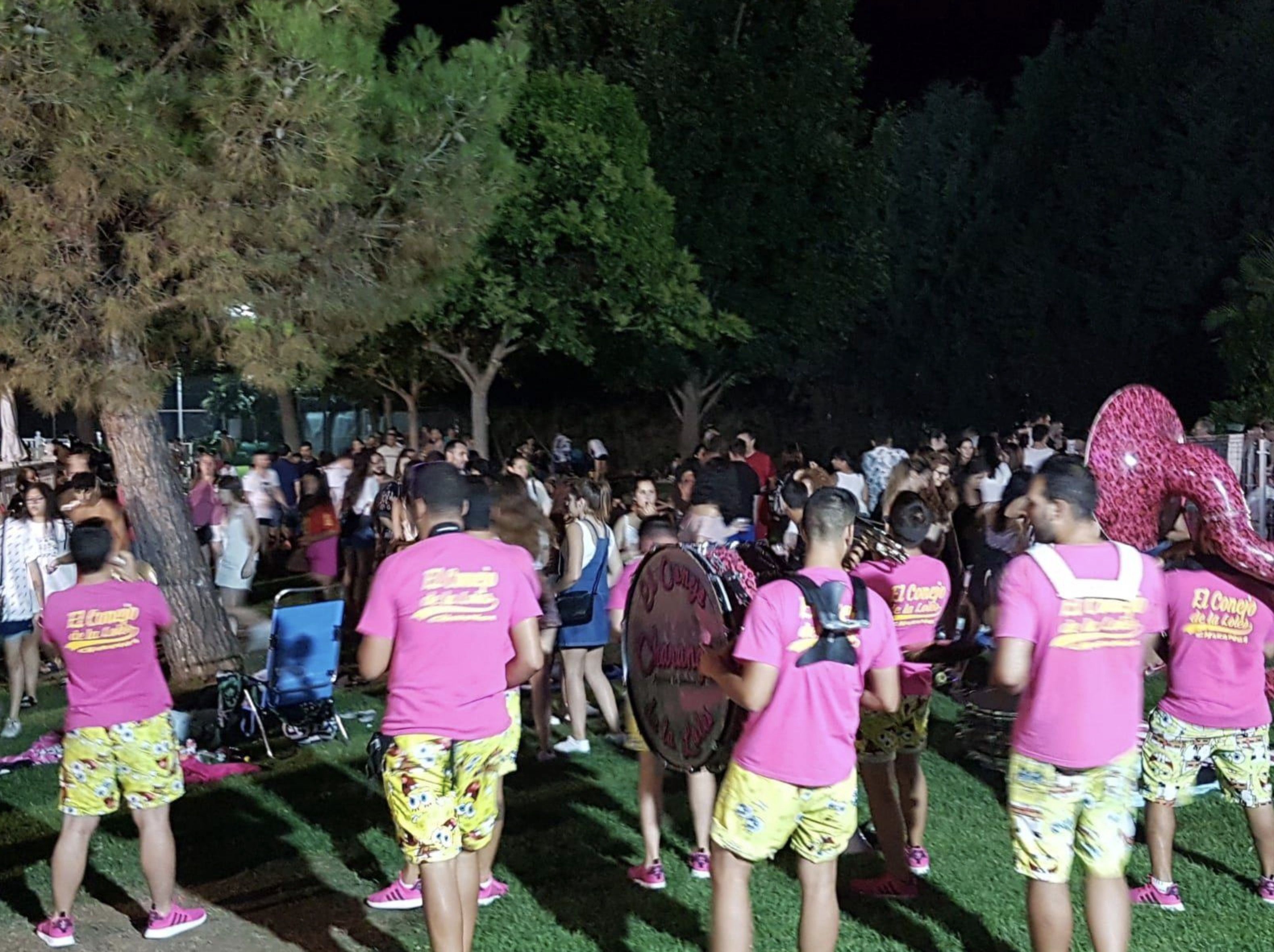Éxito de actividades familiares en las piscinas municipales de Alovera con lleno de aforo en la nueva actividad de la Noche Animada con 800 asistentes.