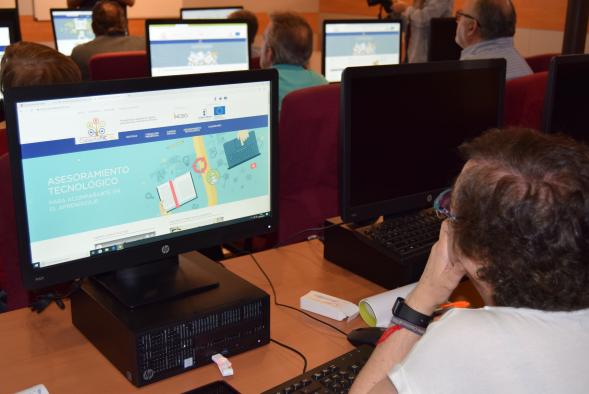 El Gobierno de Castilla-La Mancha ha llegado a 470 personas mayores de 55 años en el último trimestre a través de su Programa CapacitaTIC+55