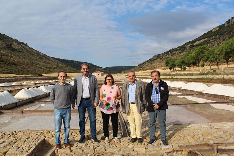 Robles visita las Salinas de San Juan y destaca las posibilidades económicas de la iniciativa para comercializar la flor de sal